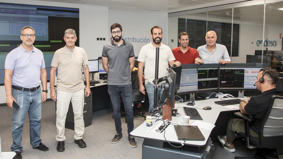 El equipo del Centro de Control de Endesa en Canarias, ayer, al declarar el suministro normalizado en Canarias.