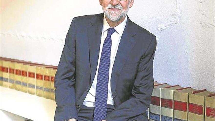 Rajoy defiende que Casado haga oposición a Sánchez