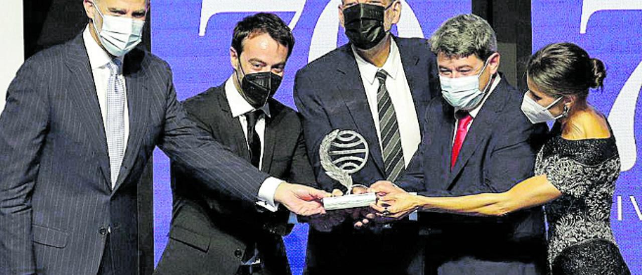 Felipe VI y la reina Letizia entregan el premio a los ganadores.