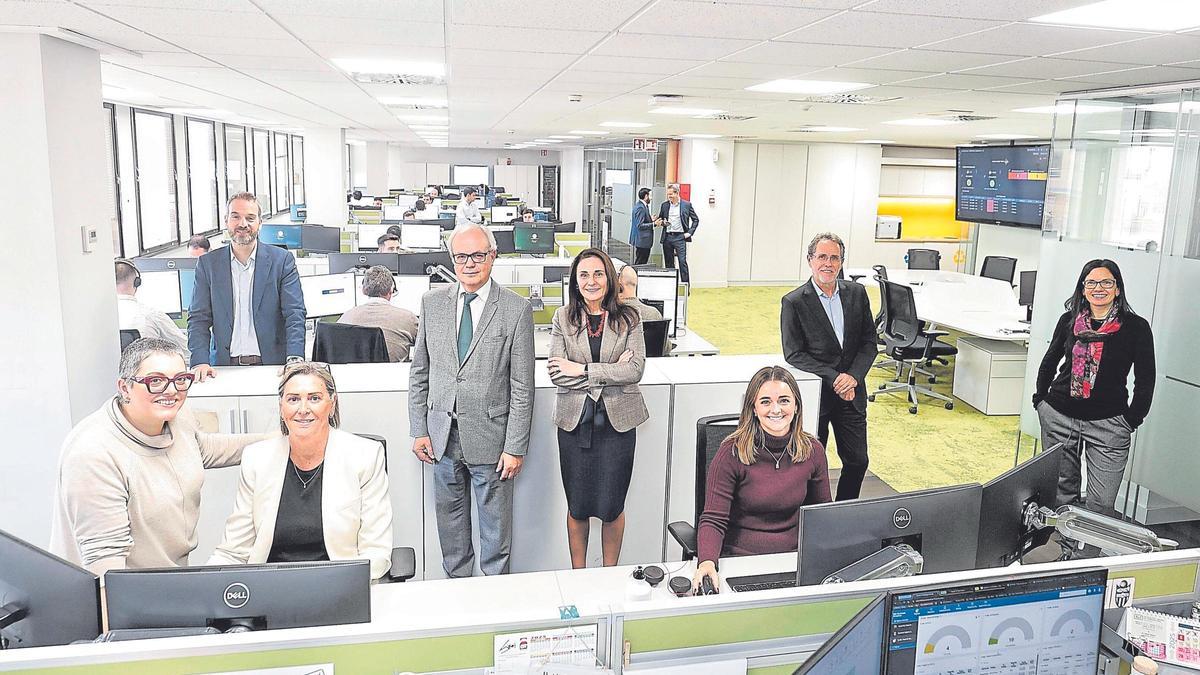 Varios miembros del equipo tecnológico de Banca March, liderado por Teresa Capella (de pie, en el centro de la imagen)