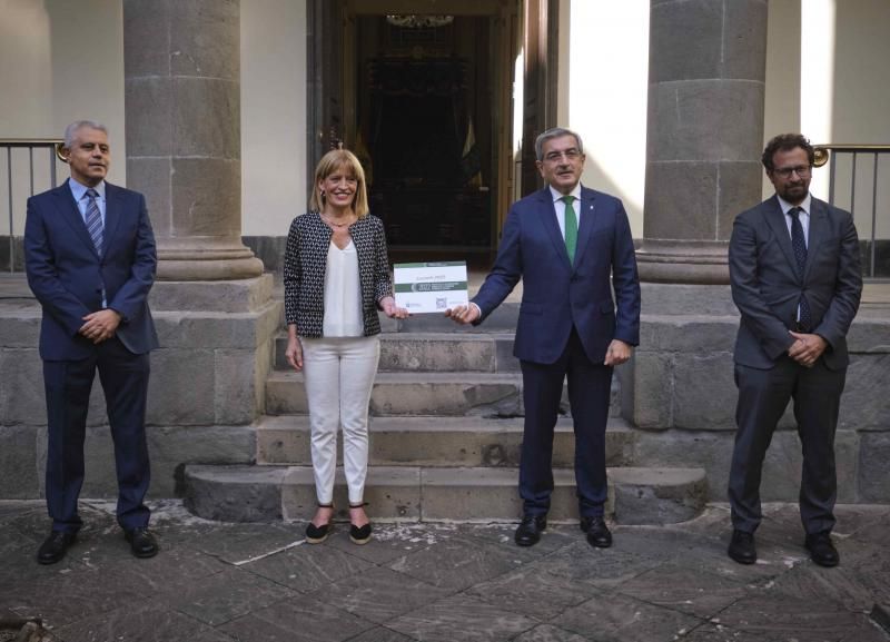 Entrega de los presupuestos de Canarias para 2022 en el Parlamento de Canarias