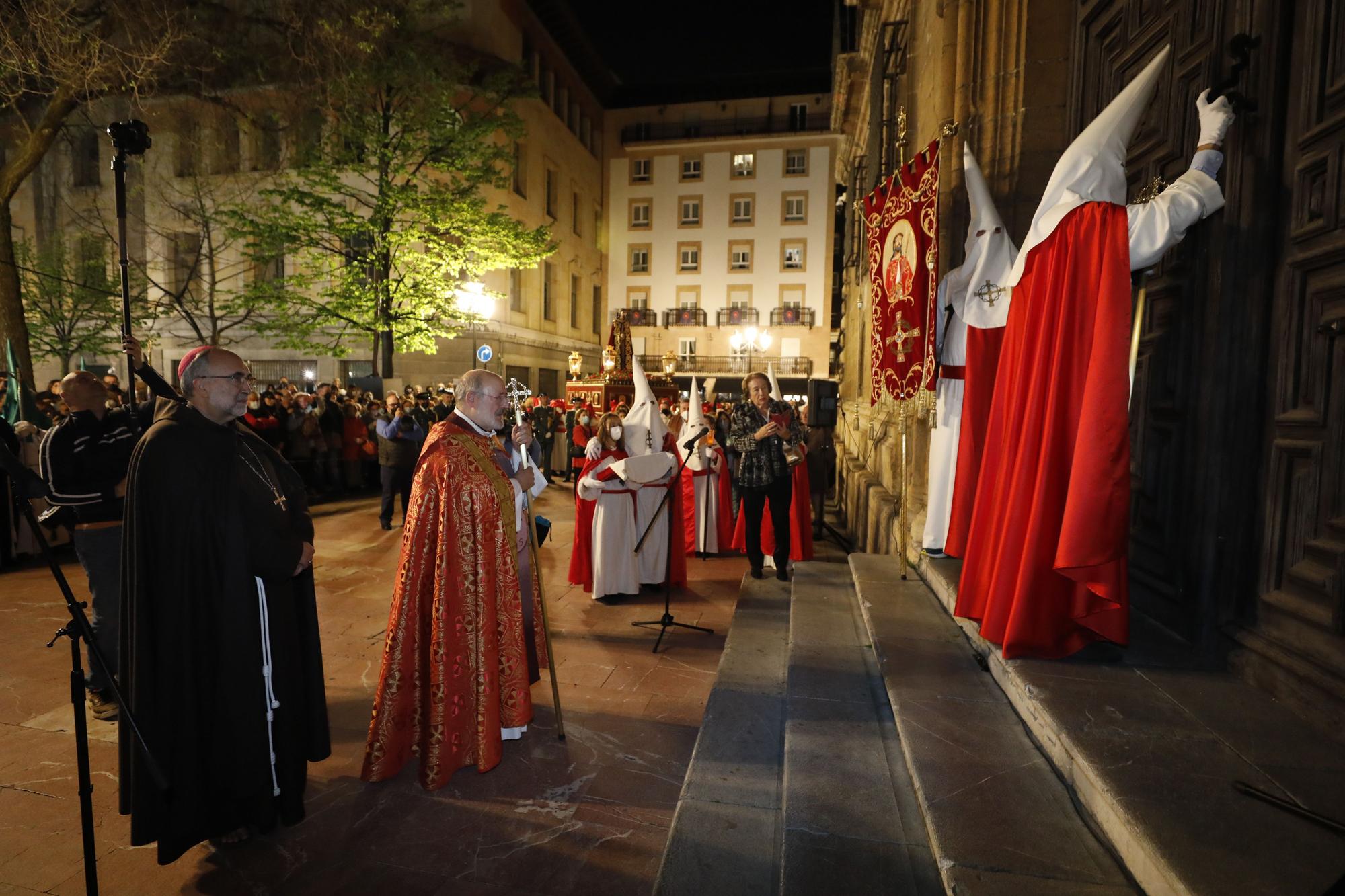 EN IMÁGENES: La imagen de Jesús Cautivo vuelve a recorrer las calles de Oviedo