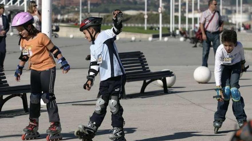 Unos niños patinando.