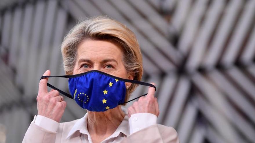 Úrsula von der Leyen, presidenta de la Comisión Europea, se pone la mascarilla antes de una rueda de prensa.