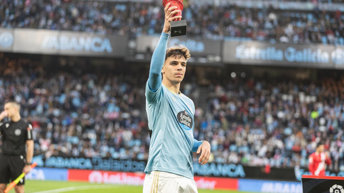 Gabri muestra el trofeo de mejor jugador de la Liga en febrero.