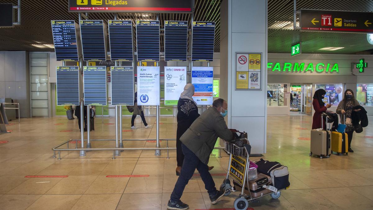 Viajeros en el aeropuerto de Barajas.