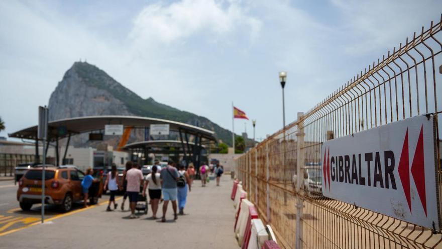 La Verja entre España y Gibraltar deja de funcionar como frontera con controles ordinarios