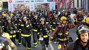 Bomberos en el inicio del recorrido de la cursa.