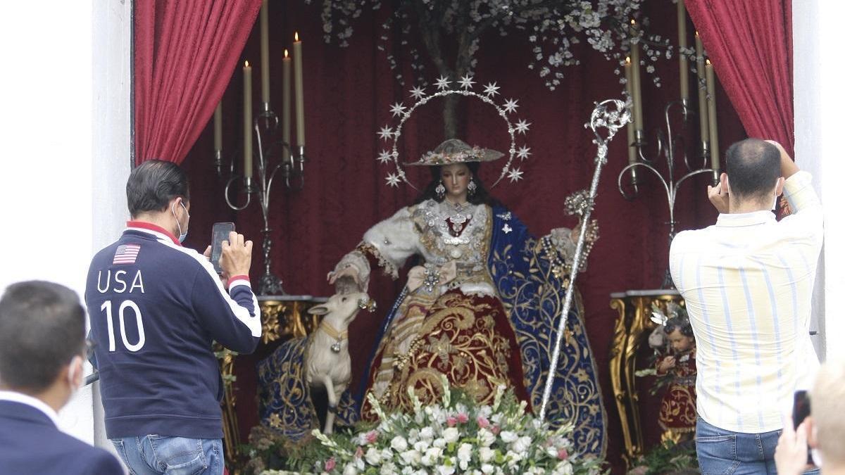 La Divina Pastora recibe a sus fieles en Capuchinos