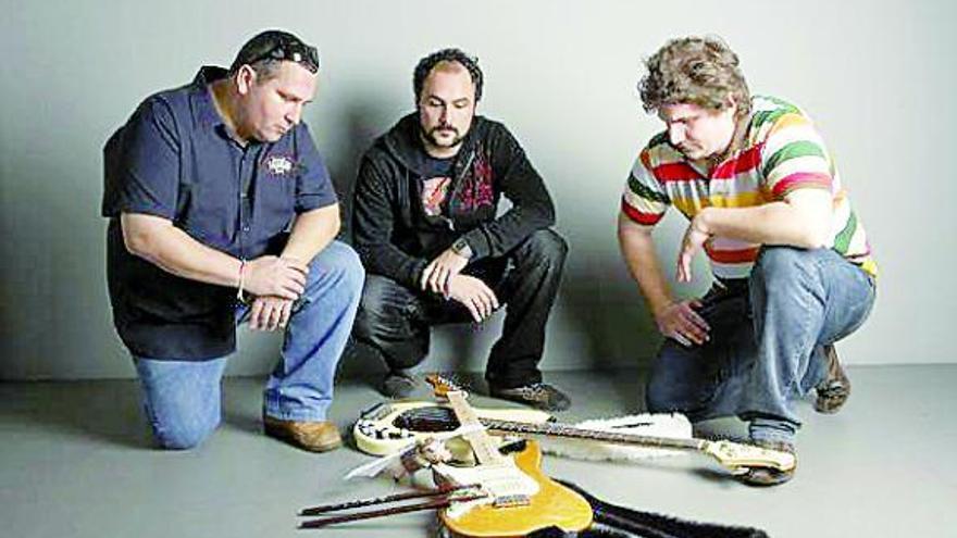 Los «Golden Jabalíes», rindiendo culto a sus guitarras.