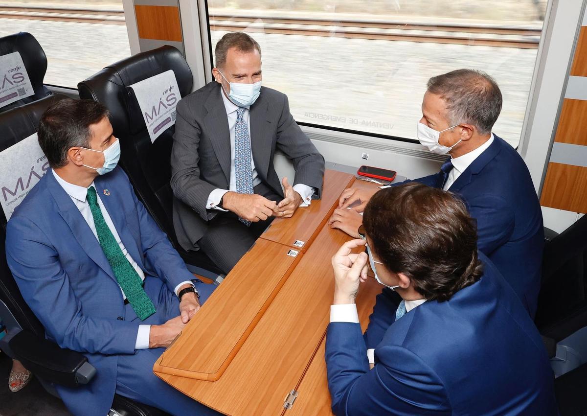 El rey Felipe VI junto a los presidentes del Gobierno, Pedro Sánchez (i); del Senado, Ander Gil (2d),y de la Junta de Castilla y León, Alfonso Fernández Mañueco (d) durante el viaje inaugural de la línea de alta velocidad entre Madrid y Burgos. 