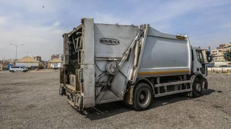 Un camión de basura en Torrevieja, municipio que podría llevar sus residuos a la planta de transferencia que se ubicaría en Dolores.