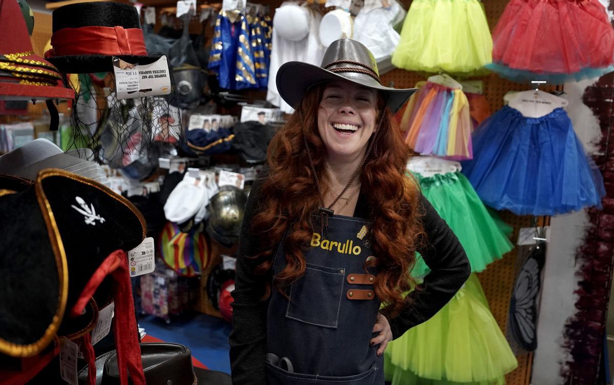 Carolina Céspedes, en la tienda Barullo de Disfraces, en Madrid.