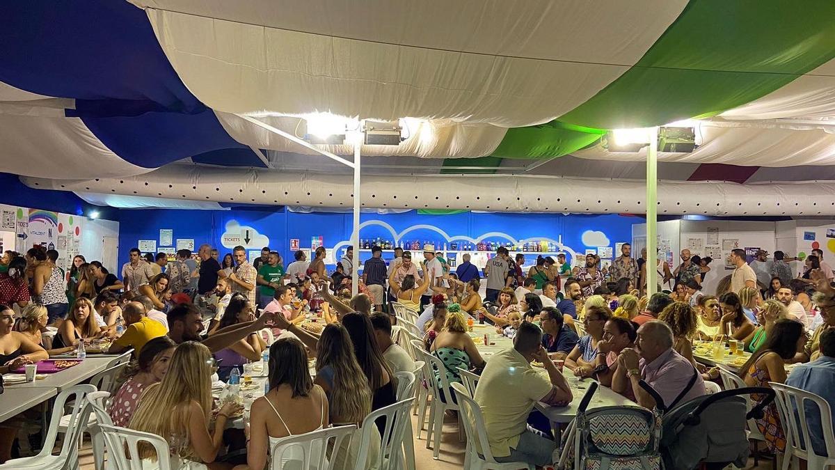 Interior de la caseta de Avoi en el Real de la Feria.