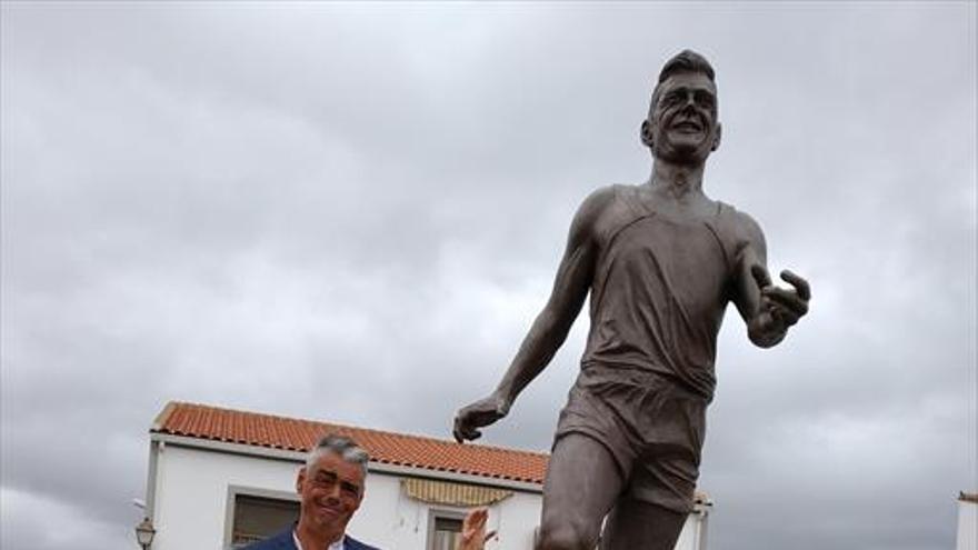 El atleta José María Pámpano ya tiene su estatua en Alburquerque