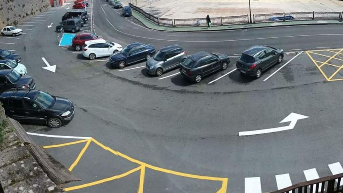 Reordenación del aparcamiento en la explanada del puerto.   | // L.O.