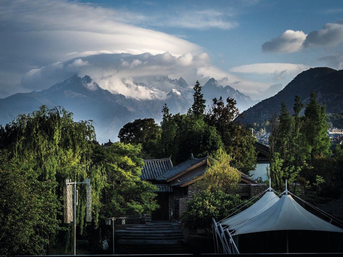 La Montaña del Dragón de Jade, a cuyos pies se extiende la ciudad de Lijiang