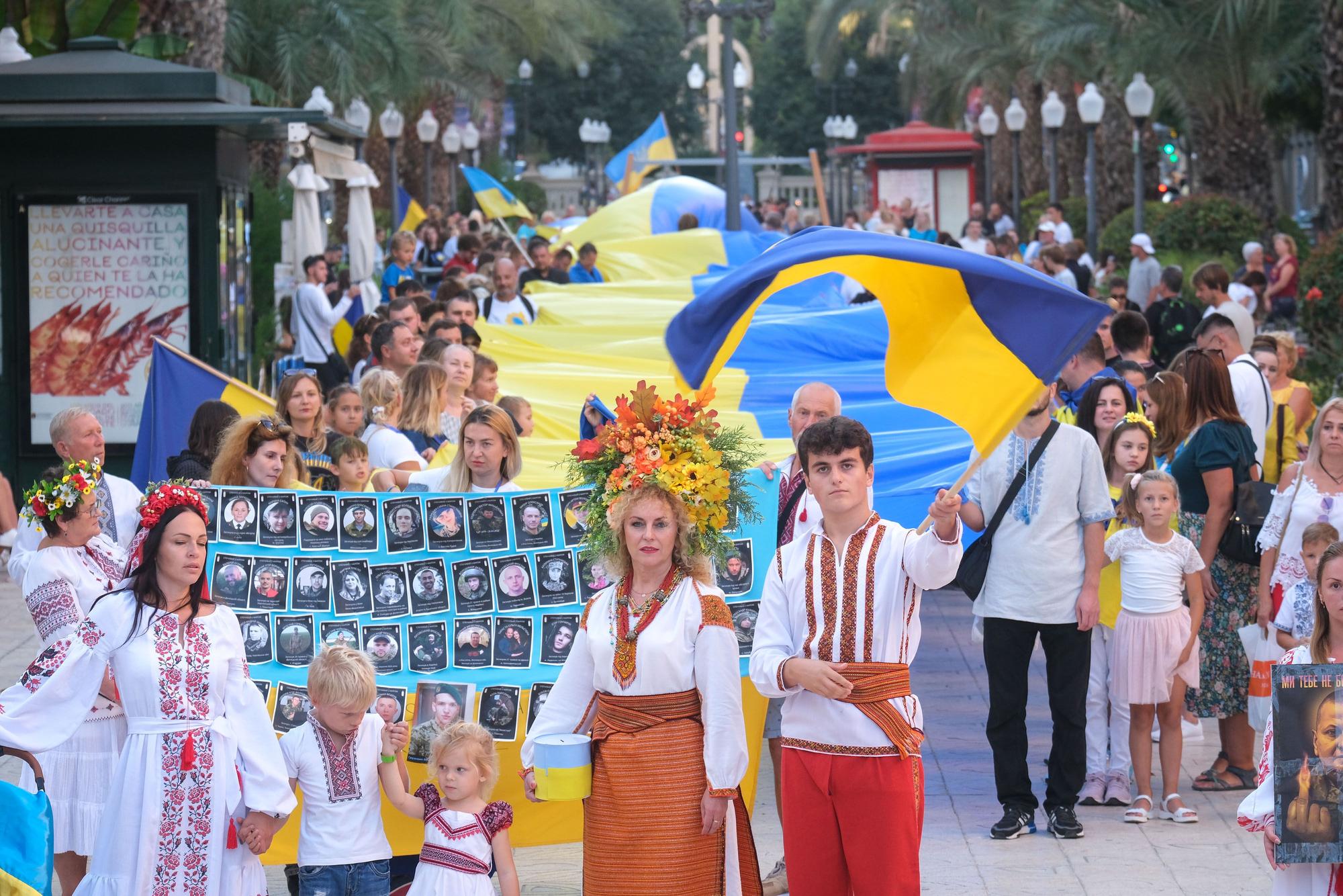Cientos de ucranianos marchan por Alicante en el día del Defensor de Ucrania