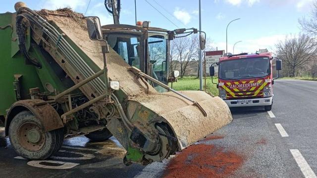Un carro mezclador se avería en la carretera Lalín-Cruces | EMERXENCIAS LALÍN
