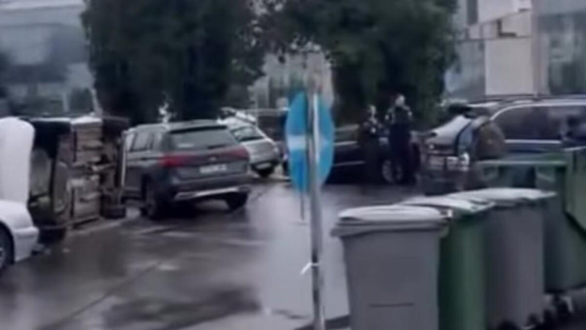 Al conductor se le quedó trabado el zapato en el pedal y perdió el control del vehículo cuando efectuaba una maniobra de marcha atrás