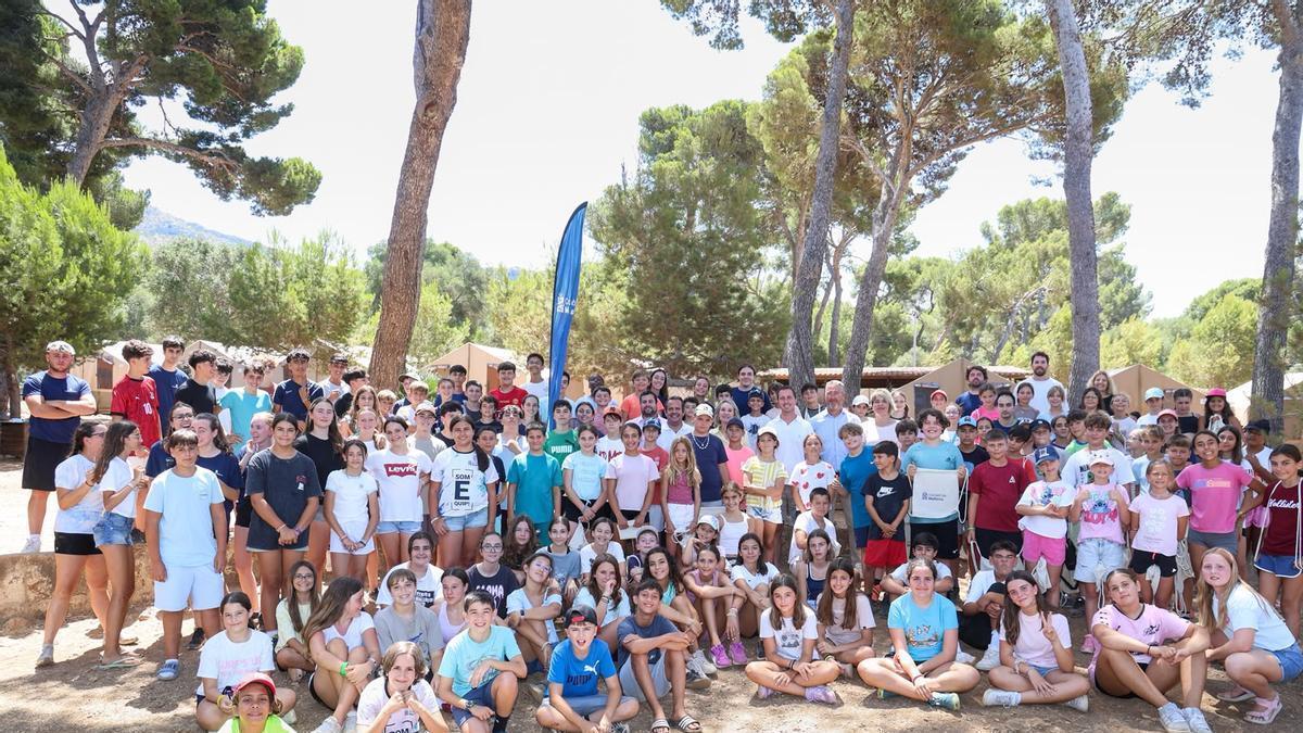 Las autoridades del Consell han visitado este domingo el campamento con motivo del inicio de las actividades.