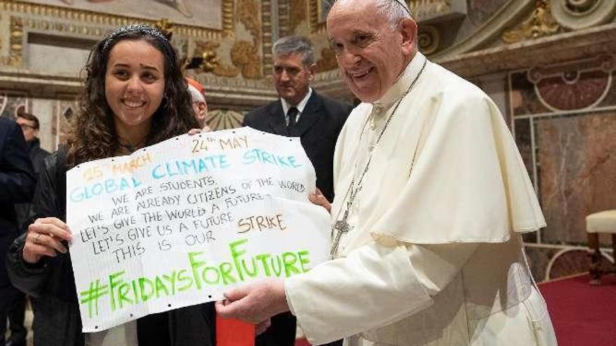 El Papa con una representante de las etnias roma y sintis. // Efe