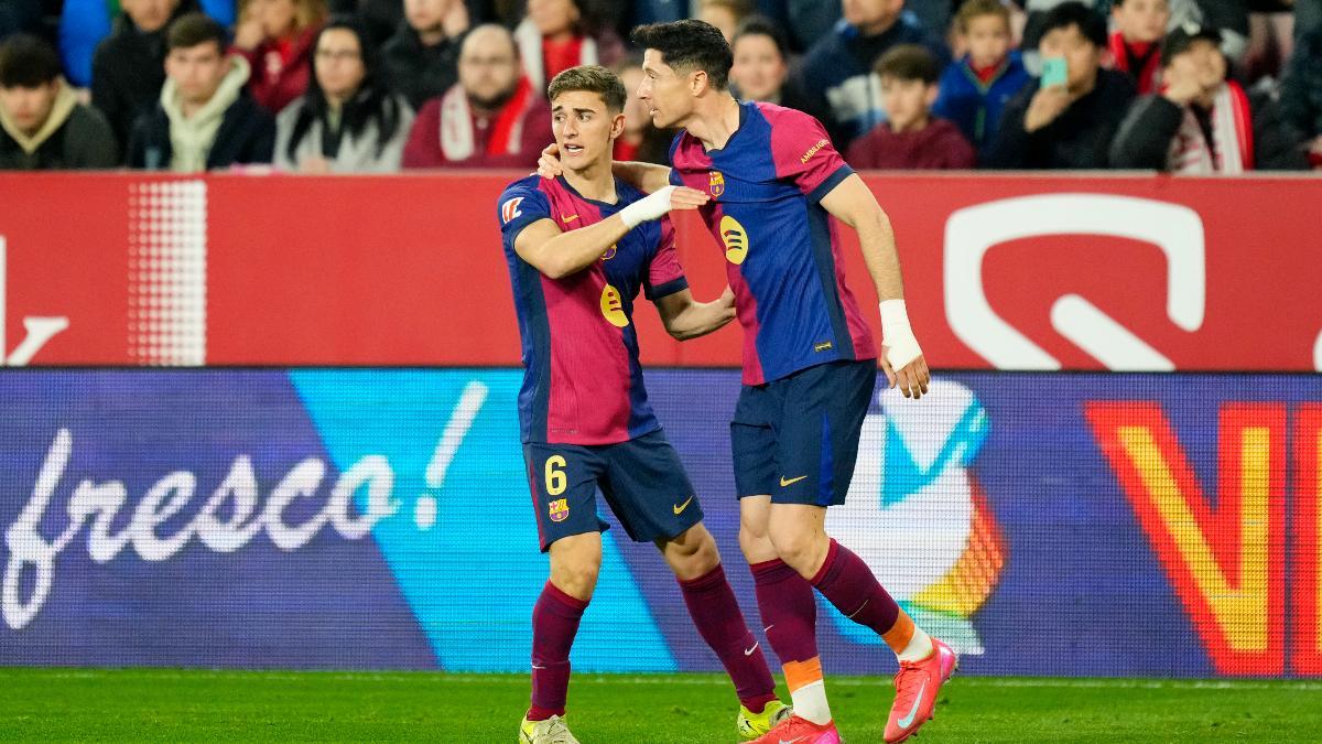 Lewandowski celebra con Gavi su gol contra el Sevilla