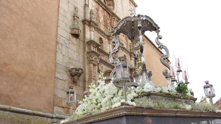 Paso de una de las procesiones celebradas con motivo del Corpus.