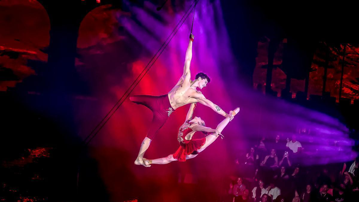Una fotografia promocional dels hongaresos Duo Kriko amb un espectacle amb cintes aèries.