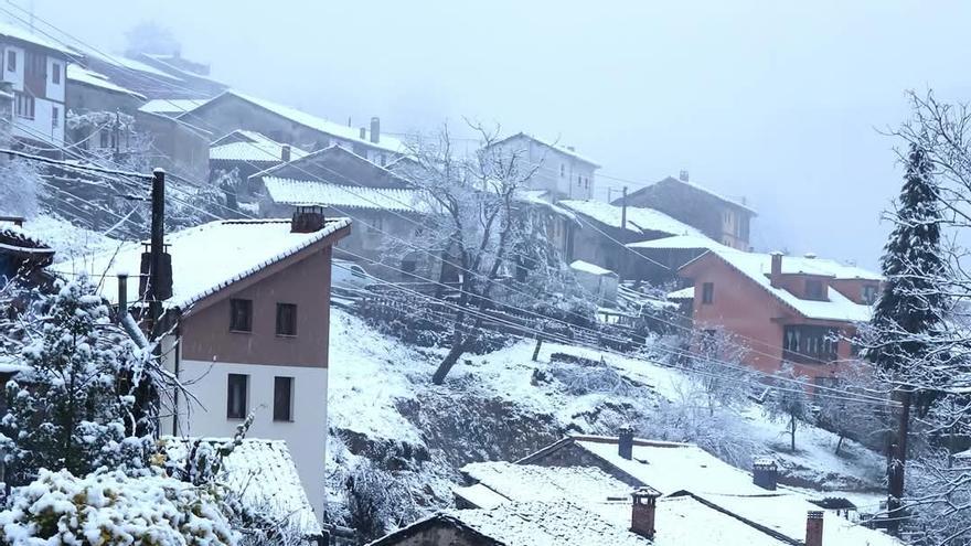 La nieve complica el tráfico para entrar o salir de Asturias: así se circula hoy por Pajares