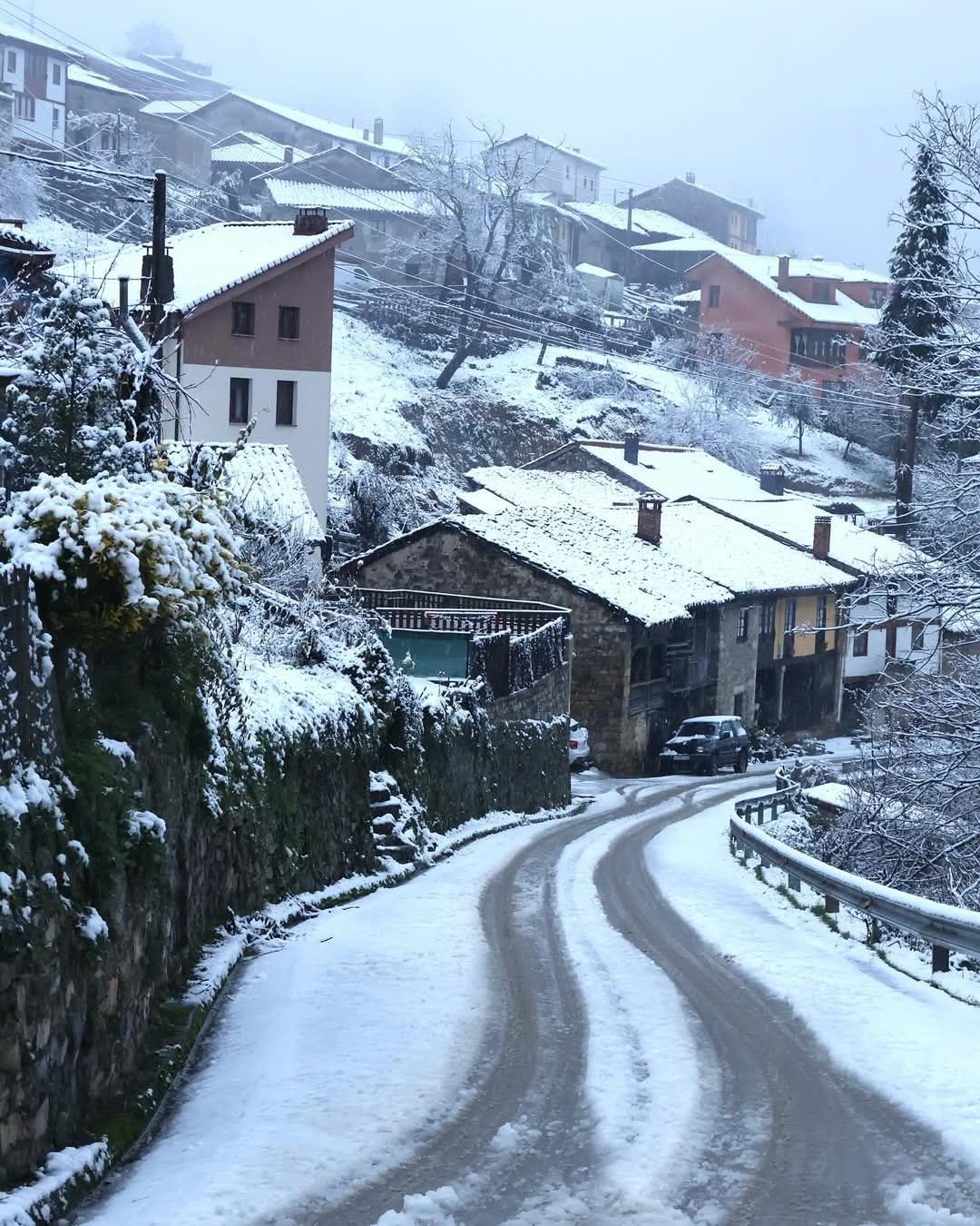 La nieve cubre de blanco varias localidades de montaña de Asturias