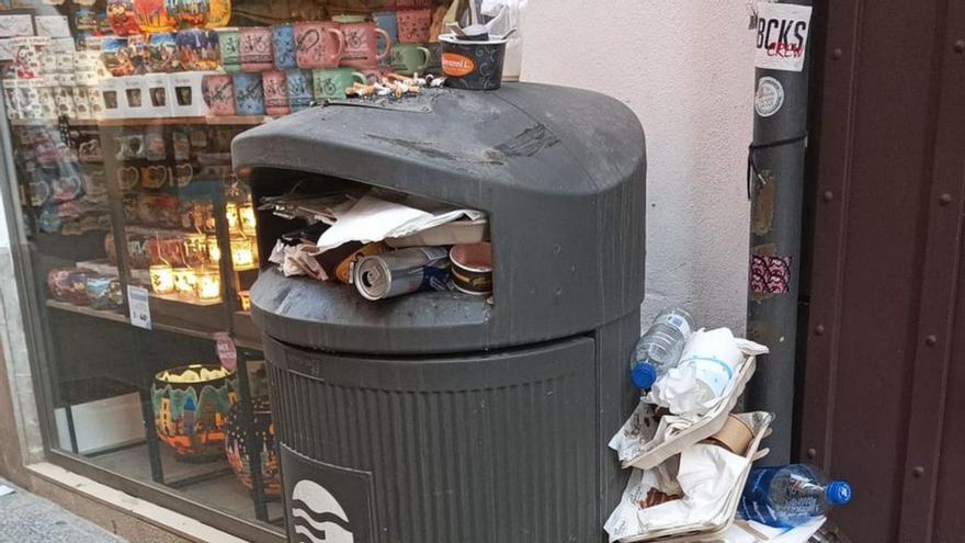 Vecinos denuncian la acumulación de basura en la calle Jaume II de Palma