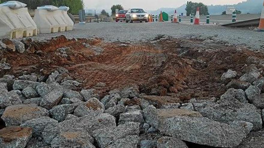 L&#039;asfalt destrossat causa danys als cotxes de la gasolinera del Lleó de Sallent