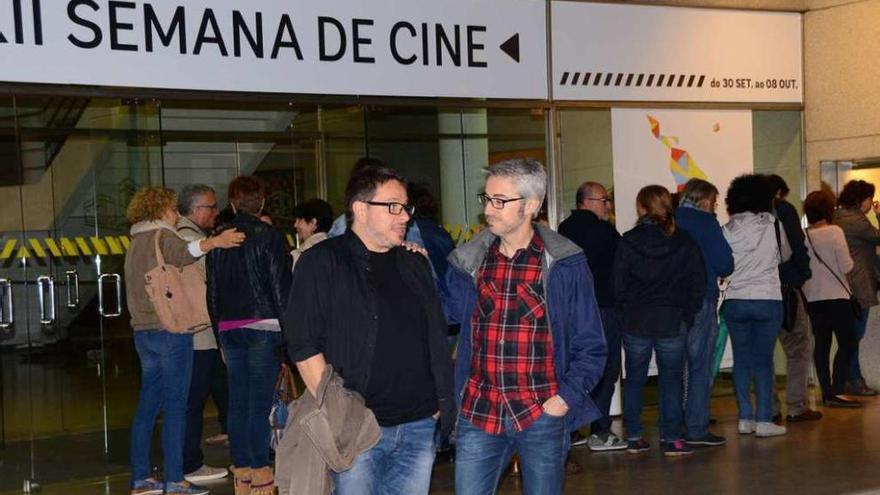 César Souto (dereita) e Luis Avilés, onte na entrada ó Auditorio de Cangas. // Gonzalo Núñez