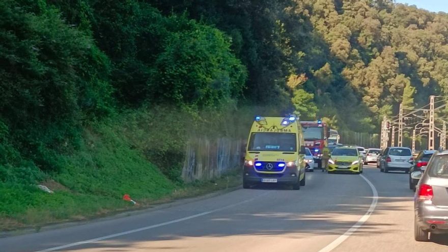 Els serveis d'emergència i cues al punt de l'accident de la C-66 a Celrà.