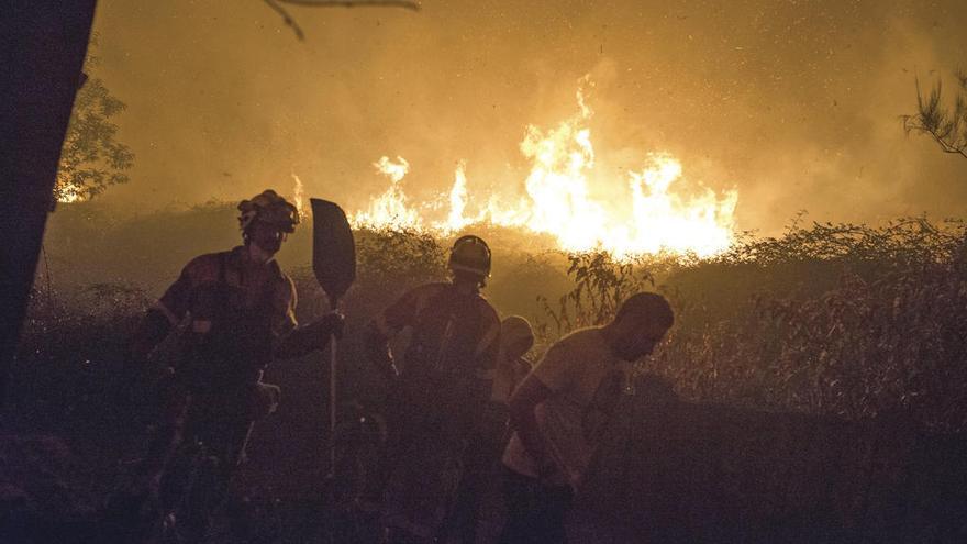 Lucha contra el fuego el pasado día 16 en Carballeda de Avia. // Brais Lorenzo