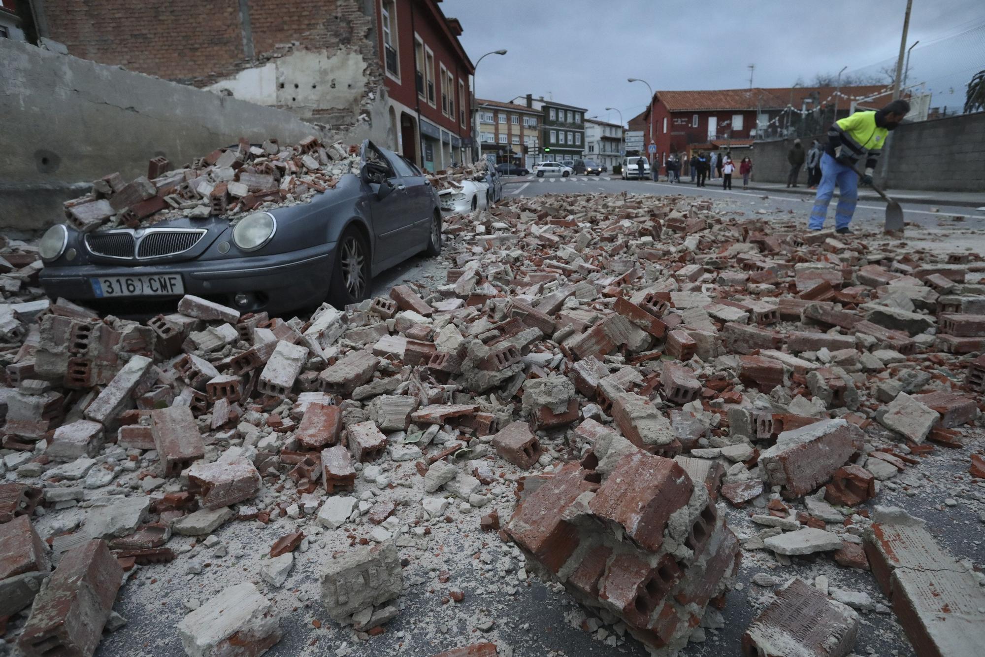 Las imágenes del derrumbe del cine Miranda en Avilés