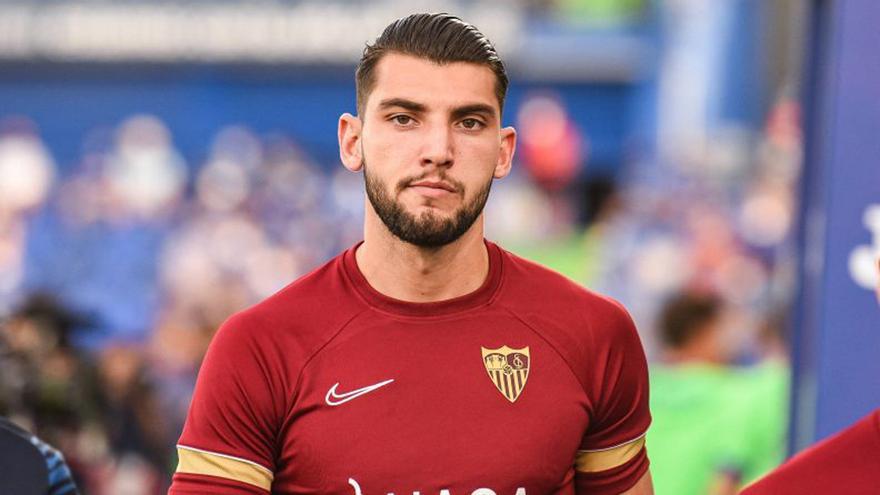 Aficionados del Sevilla increpan a Rafa Mir a su llegada a Vallecas