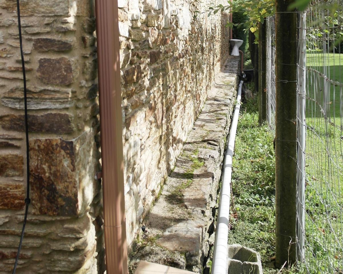 De la casa antigua solo se ha podido conservar un pequeño trozo del muro lateral