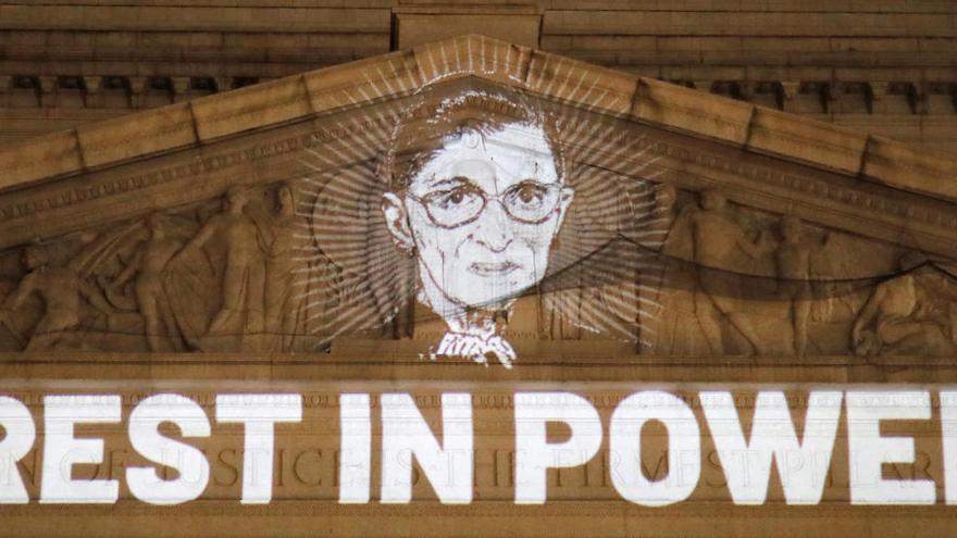 Imagen en homenaje a Ruth Bader Ginsburg en la fachada del Supremo