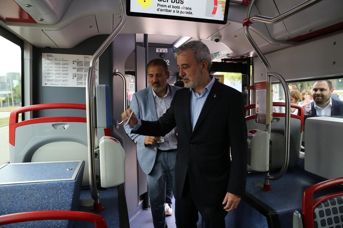 Presentación del bus X3, que conecta Barcelona y LHospitalet de forma más directa