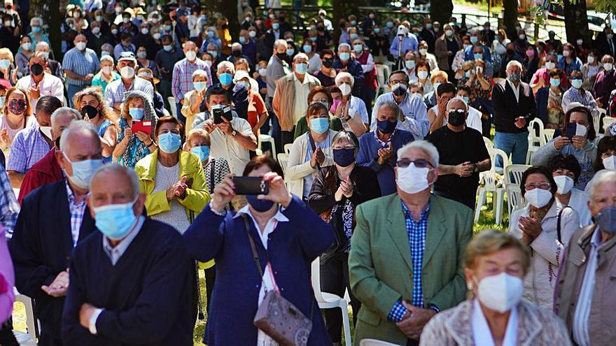 Asistentes a la misa solemne celebrada en la carballeira. |   // BERNABÉ