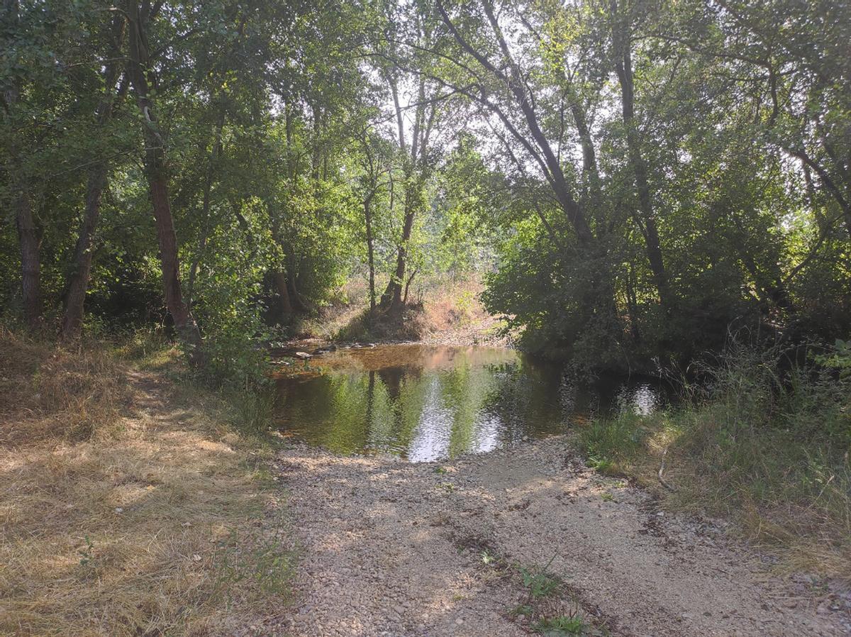 Paraje próximo al río Tera y al molino de Colinas en el que supuestamente y por orden de la Guardia Civil fueron llevados los bueyes que tiraban del carro. Algunos vecinos los desollaron y se los comieron.