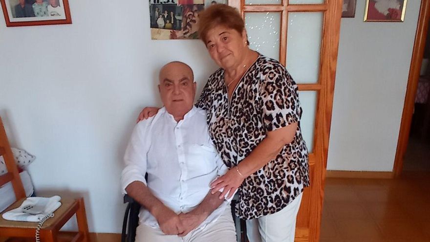 Carmen Sánchez, con su marido, en casa. | DI