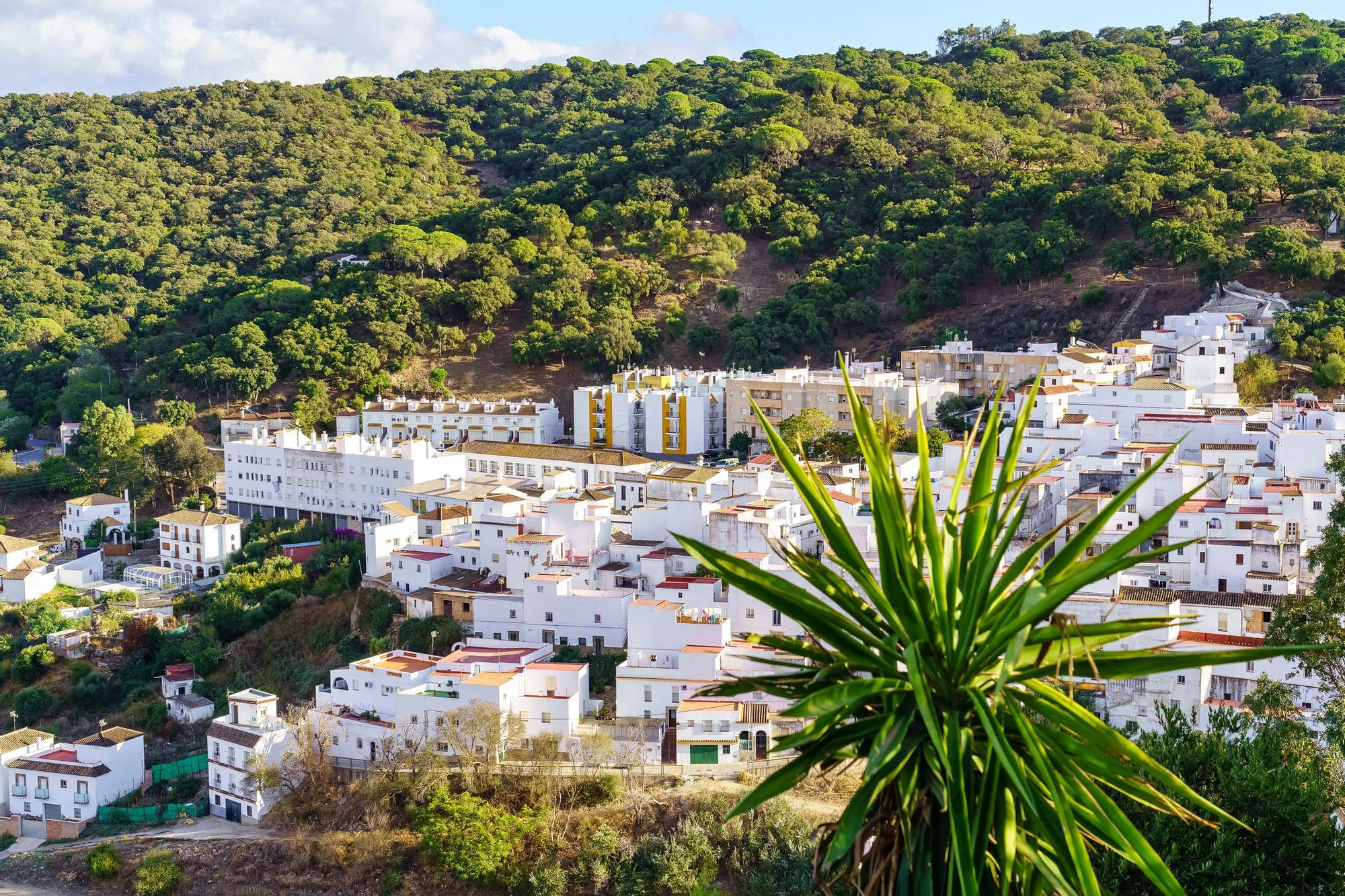 Un pueblo blanco situado a los pies de las montañas, en pleno parque natural.