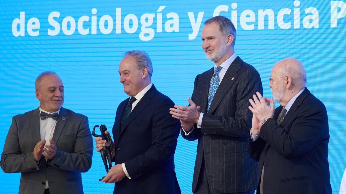 Pablo Oñate recibe de Felipe VI el Premio Nacional de Sociología y Ciencias Políticas.
