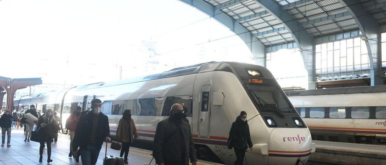 Viajeros llegan en tren a la estación coruñesa.   | // ARCAY/ROLLER AGENCIA