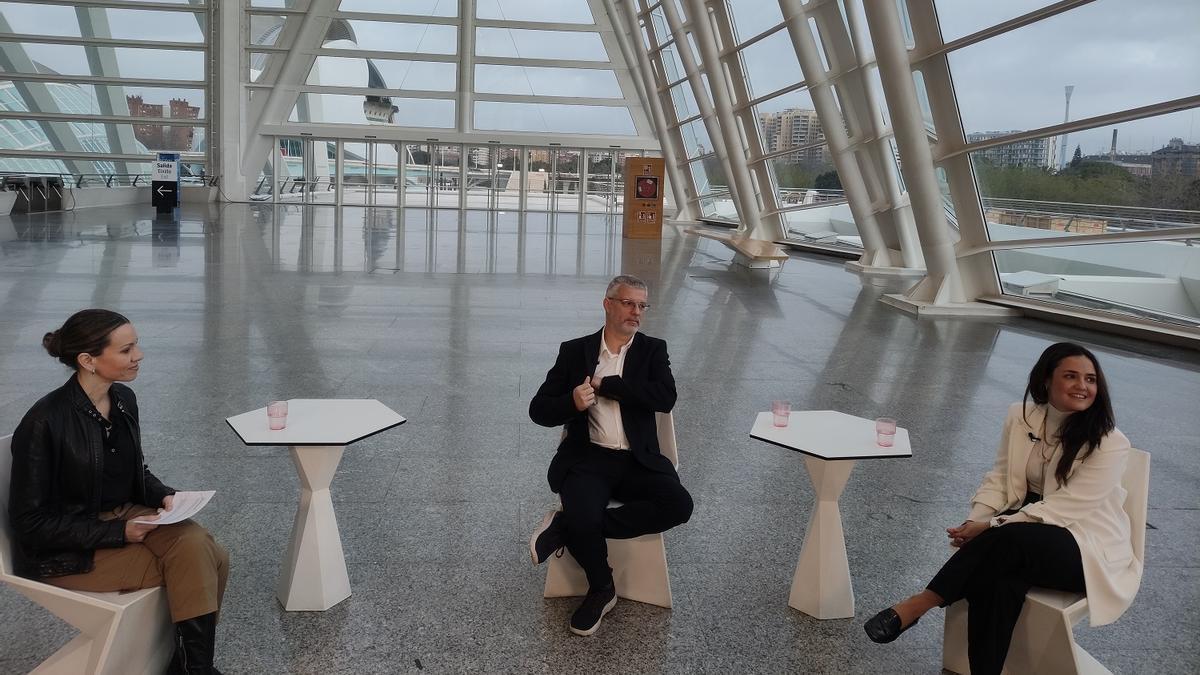 La directora de Relaciones Internacionales de Prensa Ibérica, Silvia Tomás, junto a Juan Luis Hortelano y Ángela Castelló.