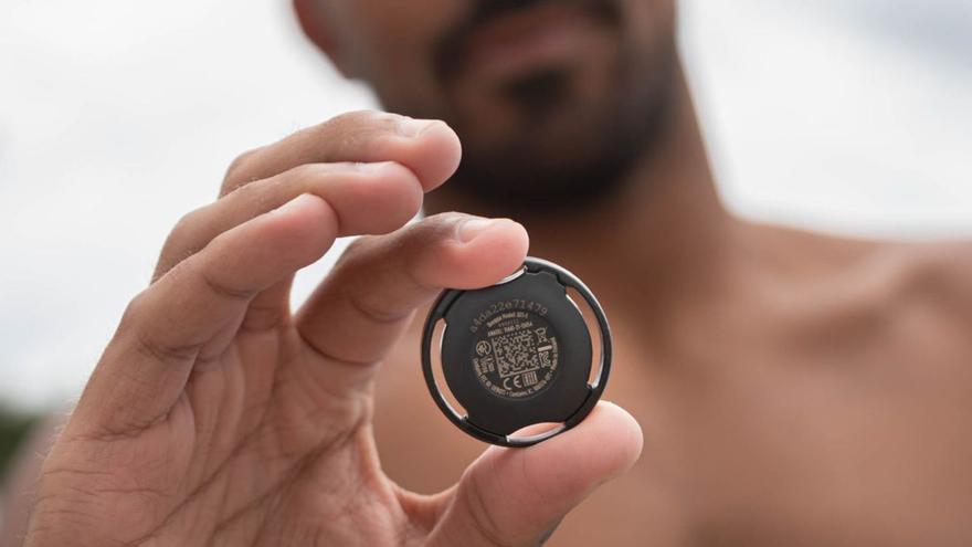 Nacho Gutiérrez, capitán del CN Echeyde, muestra el chip.