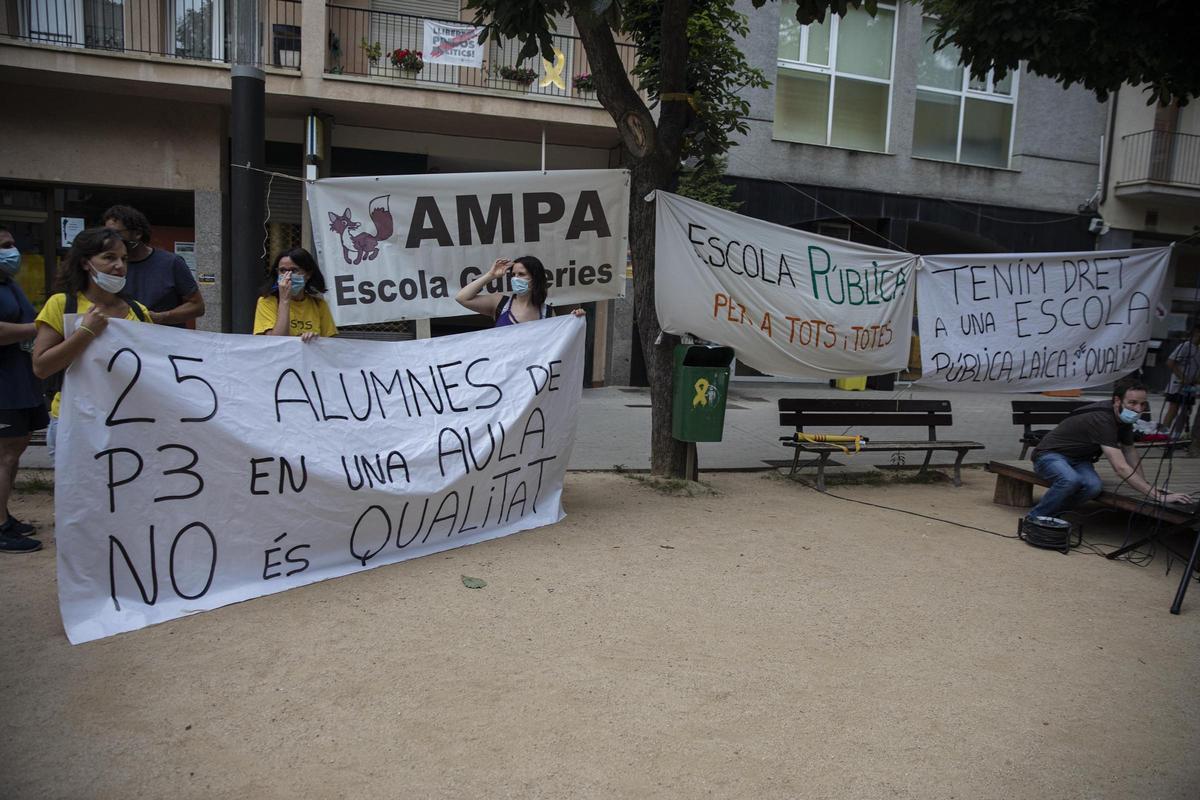 Protesta de famílies de l'Escola Guilleries contra el tancament d'una línia d'I3 l'any 2020.